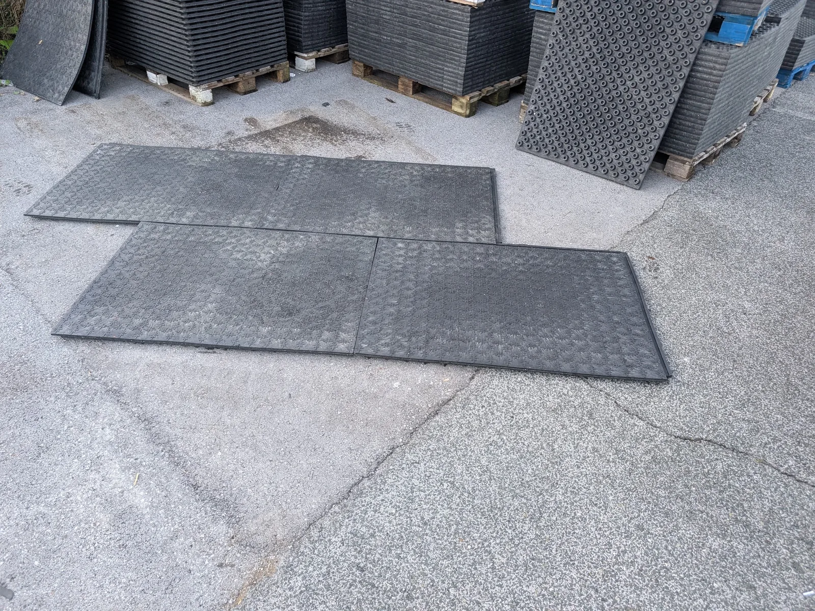 Nova zaliha ploča HIT Top Clean II i podne štalske gume u Logatcu