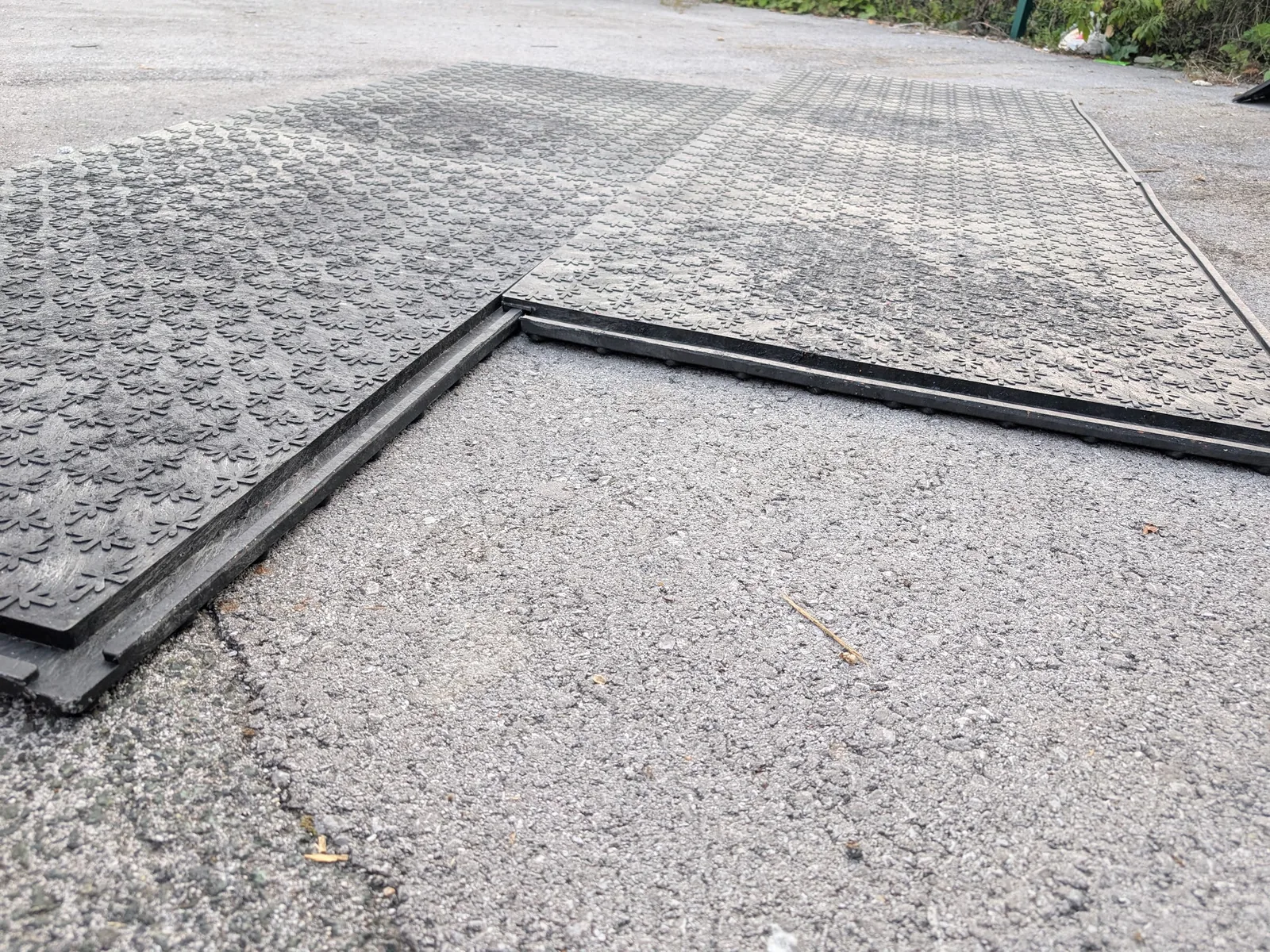 Detalj spoja i donje strane HIT gumenih podloga iz nove zalihe